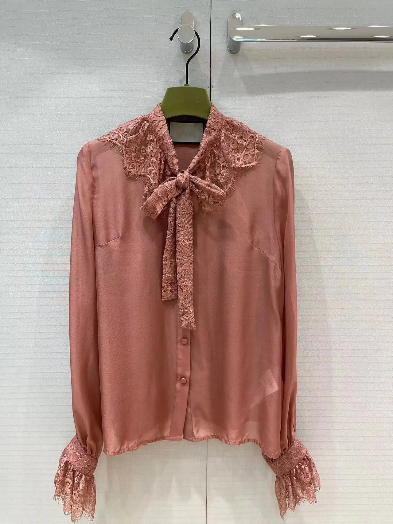 Fyion Fashion Luxury Blouse 2023 Summer Spring New Design Women Runway Lace Solid High Quality Single Breasted Silk Blouse
Fyion Fashion Luxury Blouse 2023 Summer Spring New Design Women Runway Lace Solid High Quality Single Breasted Silk Blouse