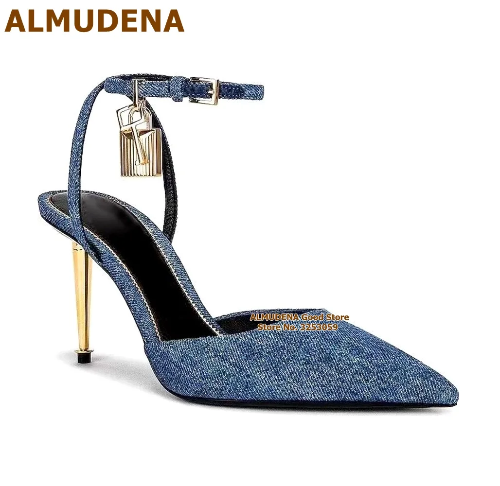 Туфли-лодочки золотистые на тонком металлическом каблуке, с ремешком на пятке 
Туфли-лодочки золотистые на тонком металлическом каблуке, с ремешком на пятке