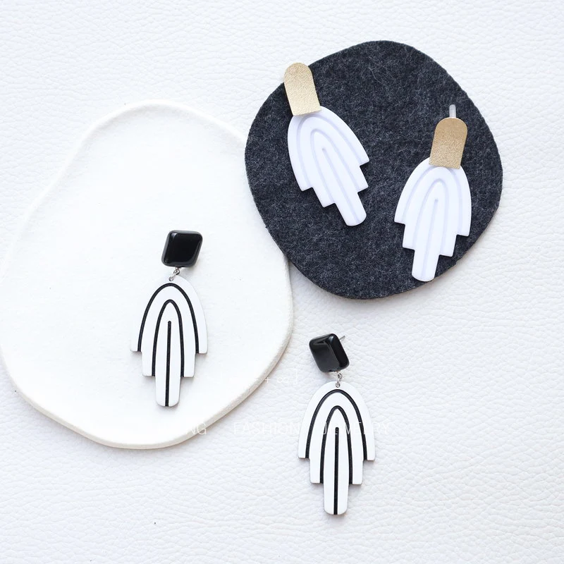 QM 2022 ins Black and White Acrylic Alloy Long Dangle Earrings for Women Minimalist Zebra Geometric Earrings Jewelry Gifts
QM 2022 ins Black and White Acrylic Alloy Long Dangle Earrings for Women Minimalist Zebra Geometric Earrings Jewelry Gifts