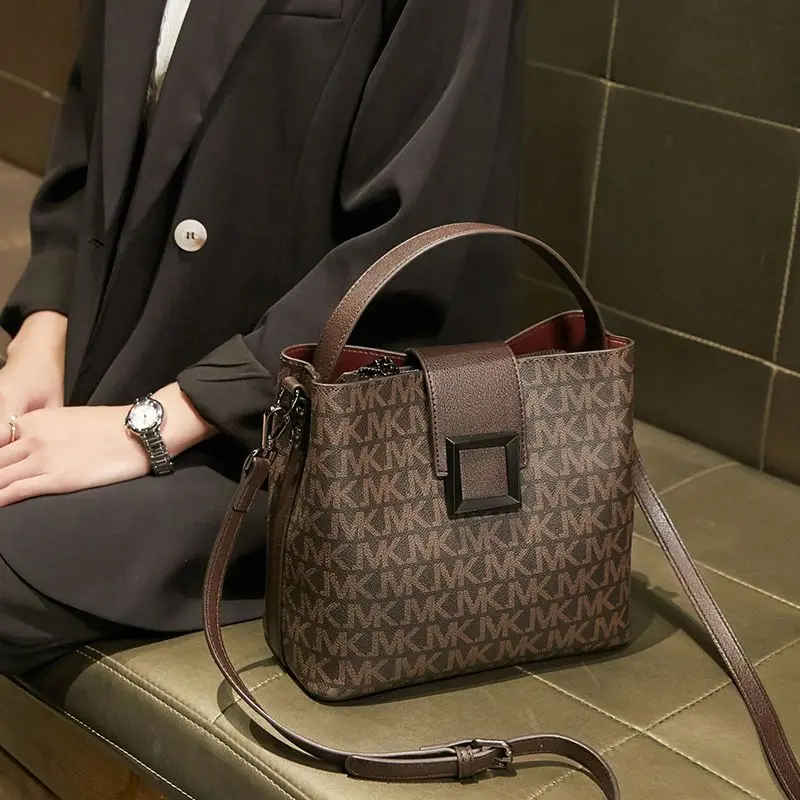 New Autumn Winter Shoulder Bucket Bag For Women Monogram Printing Fashion Handbags Ladies High Grade Large Capacity Tote Bags
New Autumn Winter Shoulder Bucket Bag For Women Monogram Printing Fashion Handbags Ladies High Grade Large Capacity Tote Bags
