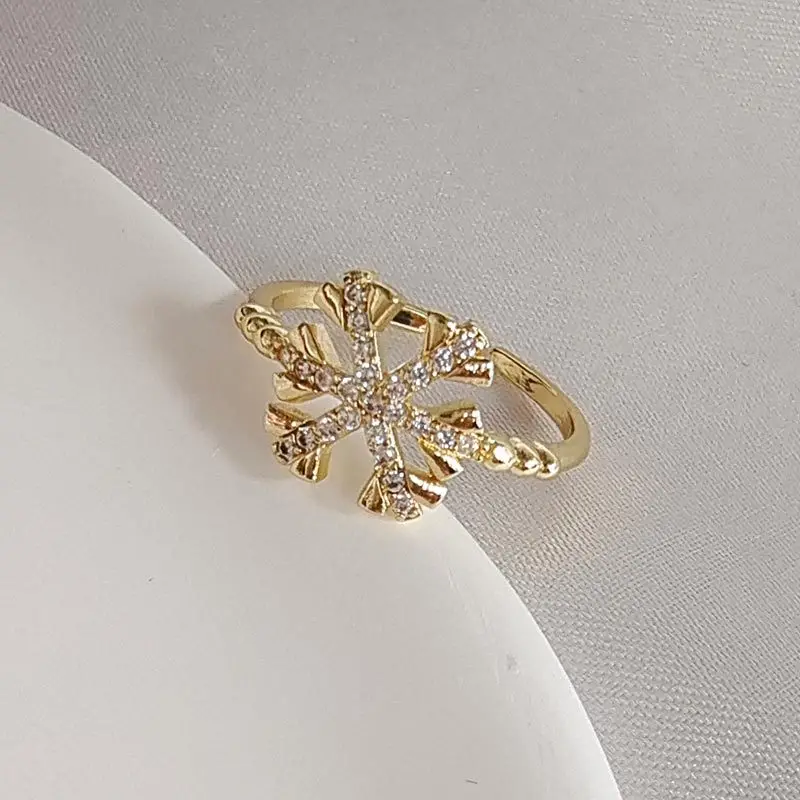 New Luxury Fashion Gold Snowflake Ring Inlaid Zircon Opening Adjustable Jewelry for Women Girl Wholesale Gift
New Luxury Fashion Gold Snowflake Ring Inlaid Zircon Opening Adjustable Jewelry for Women Girl Wholesale Gift