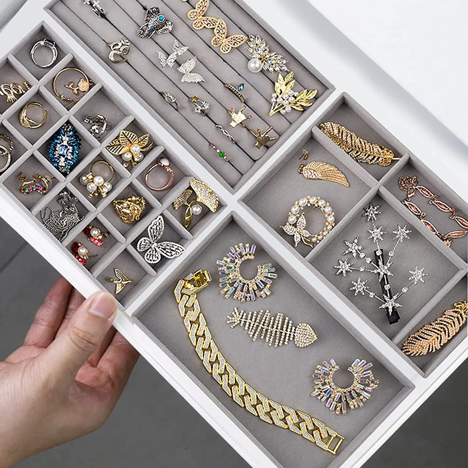 Jewelry storage box Dressing table Bucket cabinet Drawer inside divided velvet cloth necklace Earrings rings Jewelry hand 
Jewelry storage box Dressing table Bucket cabinet Drawer inside divided velvet cloth necklace Earrings rings Jewelry hand