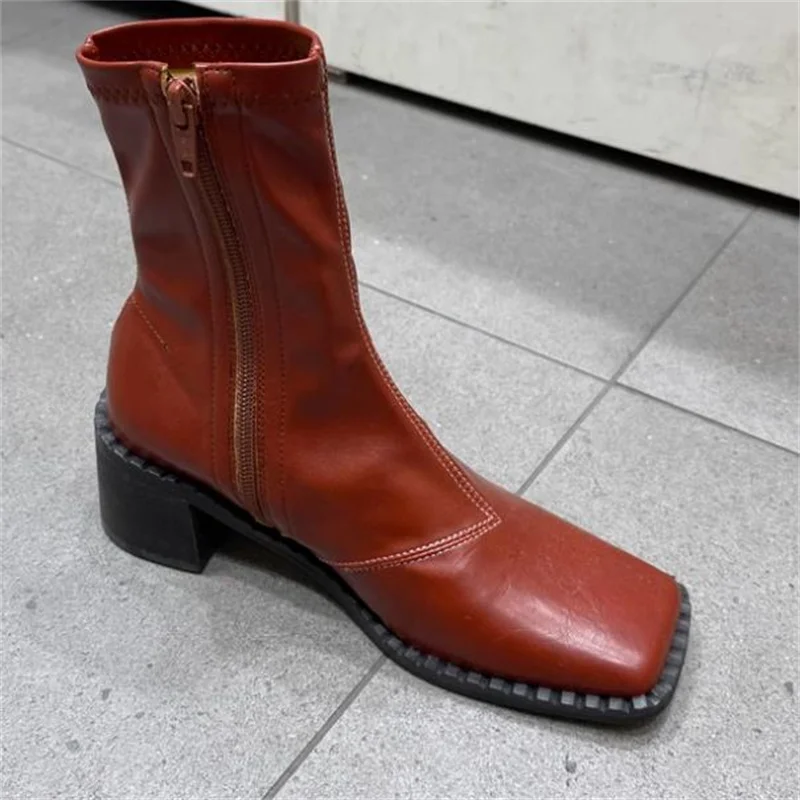 Женские ботинки на высоком каблуке с застежкой-молнией
Женские ботинки на высоком каблуке с застежкой-молнией