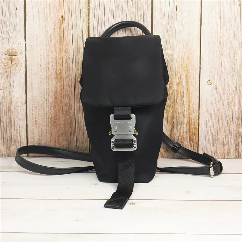 Black 1017 ALYX 9SM Hex Tank Bags Men Women 1:1 High Quality Drawcord Wrapping ALYX Bag Classic Metal Buckle Backpacks
Black 1017 ALYX 9SM Hex Tank Bags Men Women 1:1 High Quality Drawcord Wrapping ALYX Bag Classic Metal Buckle Backpacks