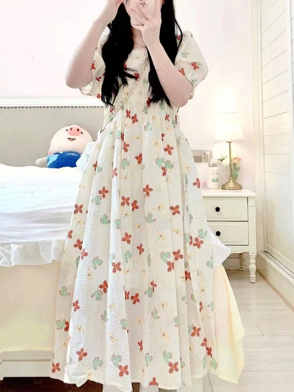 Summer new sweet and age-reducing bubble sleeve square collar French waist small floral skirt high-end French dress
Summer new sweet and age-reducing bubble sleeve square collar French waist small floral skirt high-end French dress