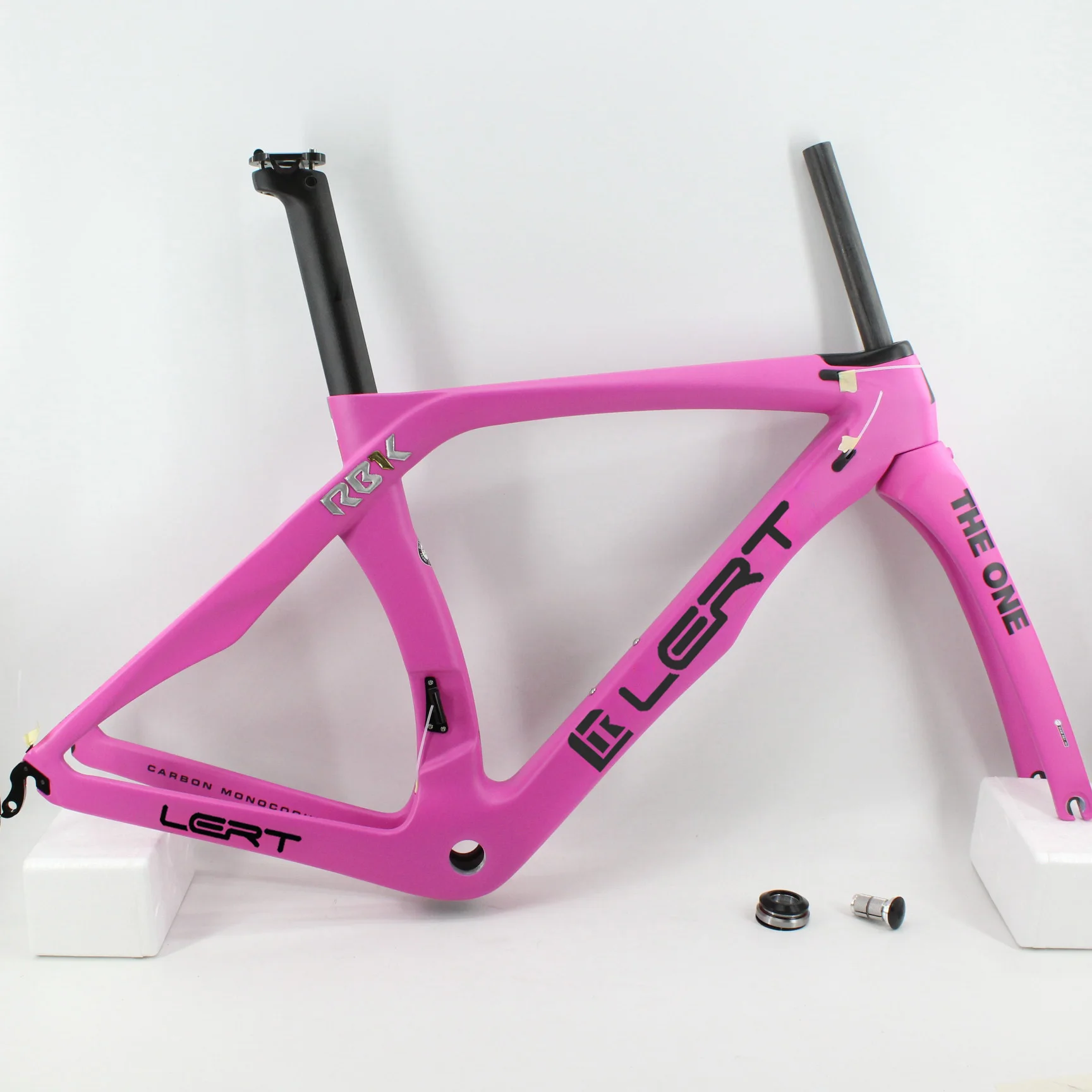 Brand New pink 700C Racing Road bike T1100 3K full carbon fibre bicycle frame carbon fork+seatpost+clamp+headset Free shipping
Brand New pink 700C Racing Road bike T1100 3K full carbon fibre bicycle frame carbon fork+seatpost+clamp+headset Free shipping