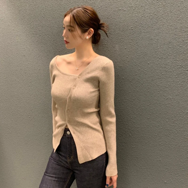 Women's Early Autumn Bottoming Top Korean Chic Gentle Style Oblique Buckle Design off-the-Shoulder Long Sleeve Slim Sweater
Women's Early Autumn Bottoming Top Korean Chic Gentle Style Oblique Buckle Design off-the-Shoulder Long Sleeve Slim Sweater