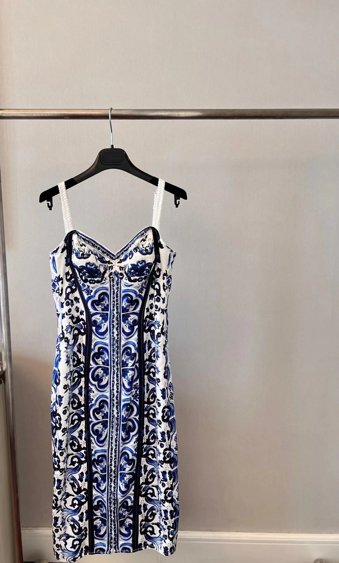 HIGH QUALITY Newest 2022 Holiday Fashion Runway Sexy Color Patchwork Women's Spaghetti Strap Flowers Printed Midi Silk Dress
HIGH QUALITY Newest 2022 Holiday Fashion Runway Sexy Color Patchwork Women's Spaghetti Strap Flowers Printed Midi Silk Dress