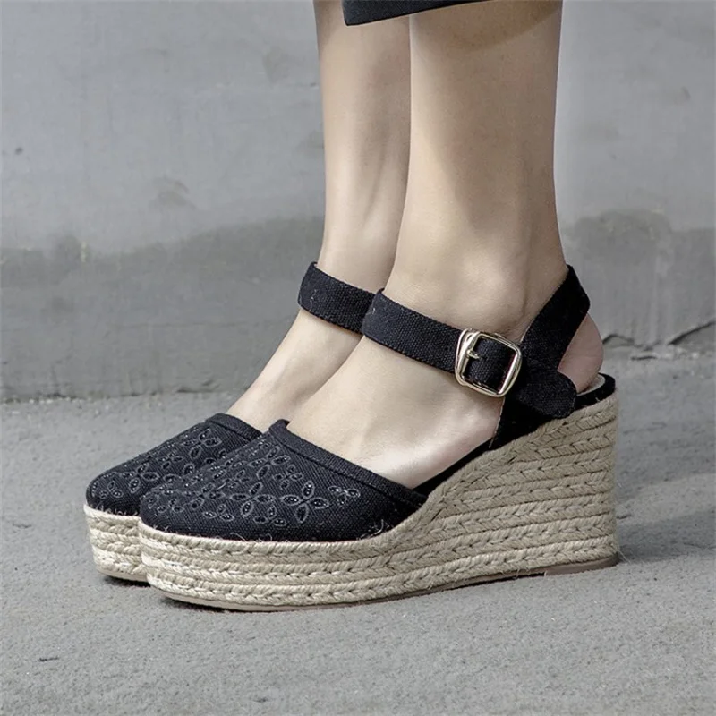 Женские холщовые туфли на танкетке из пеньки с вышитыми цветами и кристаллами
Женские холщовые туфли на танкетке из пеньки с вышитыми цветами и кристаллами