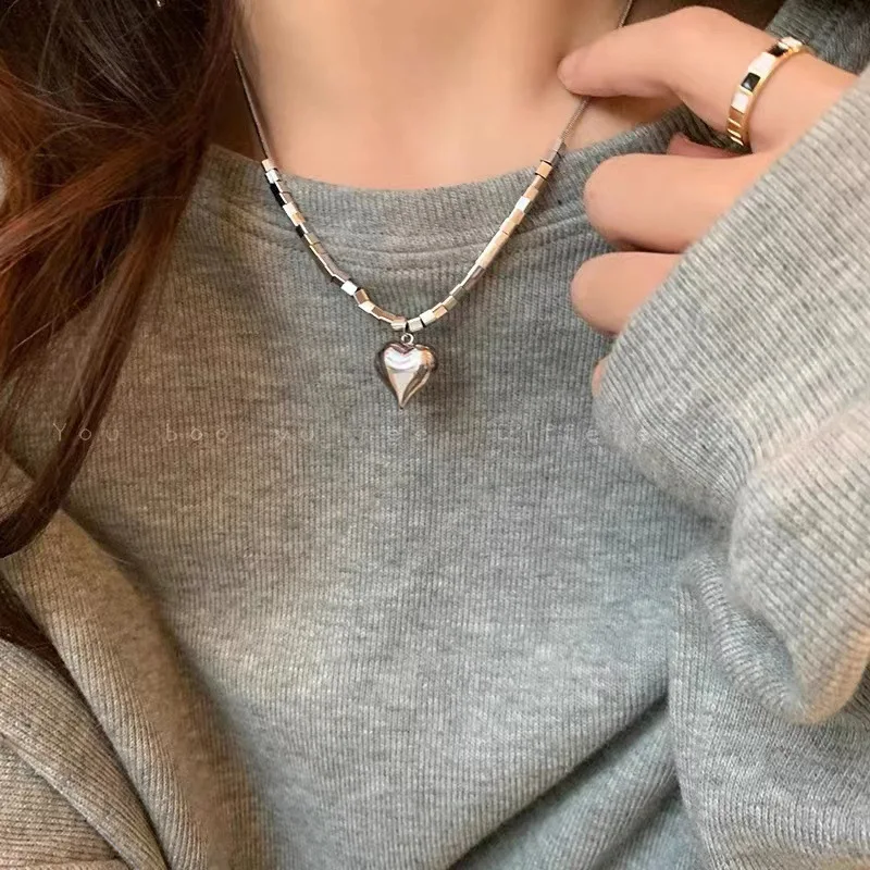 

Vintage Three-dimensional Love Senior Necklace Female Ins Niche Design Sense Titanium Colorfast Clavicle Chain Accessories