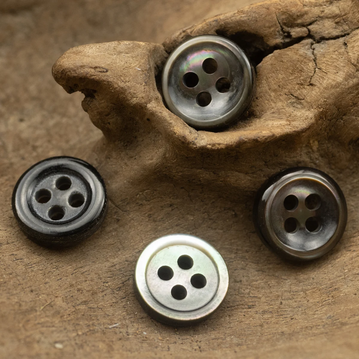 10pcs Smoke Grey Natural Trocas Buttons for Clothing Shirts Supplies Mother of Pearl Sewing Accessories
10pcs Smoke Grey Natural Trocas Buttons for Clothing Shirts Supplies Mother of Pearl Sewing Accessories