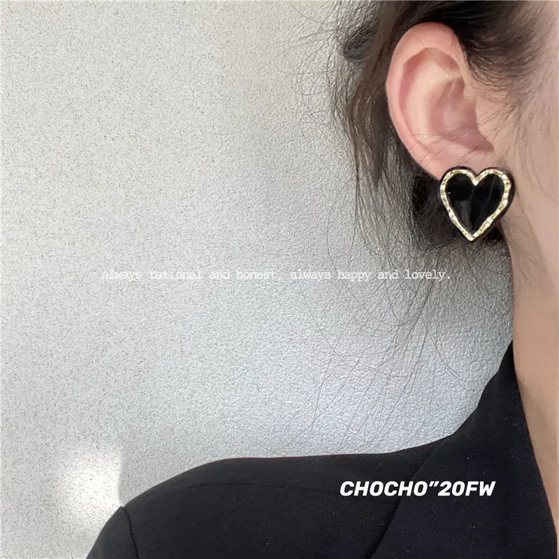 New Black White Heart Earrings for Women Vintage Gold Edge Stud Earrings Fashion Jewelry Trendy Clip Earrings Female Ear Studs
New Black White Heart Earrings for Women Vintage Gold Edge Stud Earrings Fashion Jewelry Trendy Clip Earrings Female Ear Studs