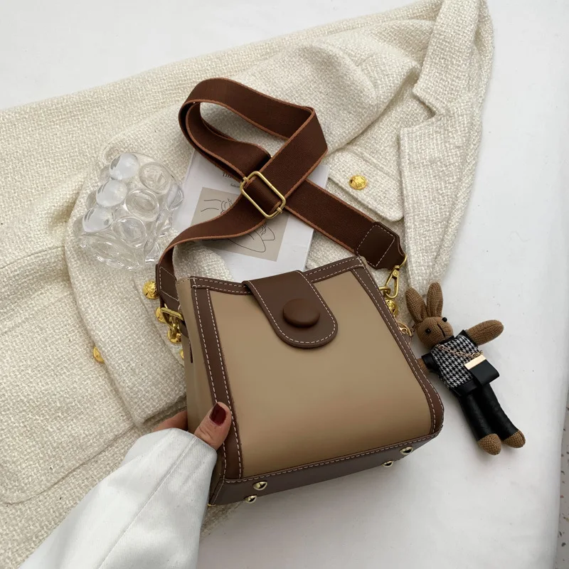 Niche Design Bag One Shoulder Women's Bag 2021 New Trendy Fashion Winter Wide Shoulder Strap Messenger Bag All-match Bucket Bag
Niche Design Bag One Shoulder Women's Bag 2021 New Trendy Fashion Winter Wide Shoulder Strap Messenger Bag All-match Bucket Bag