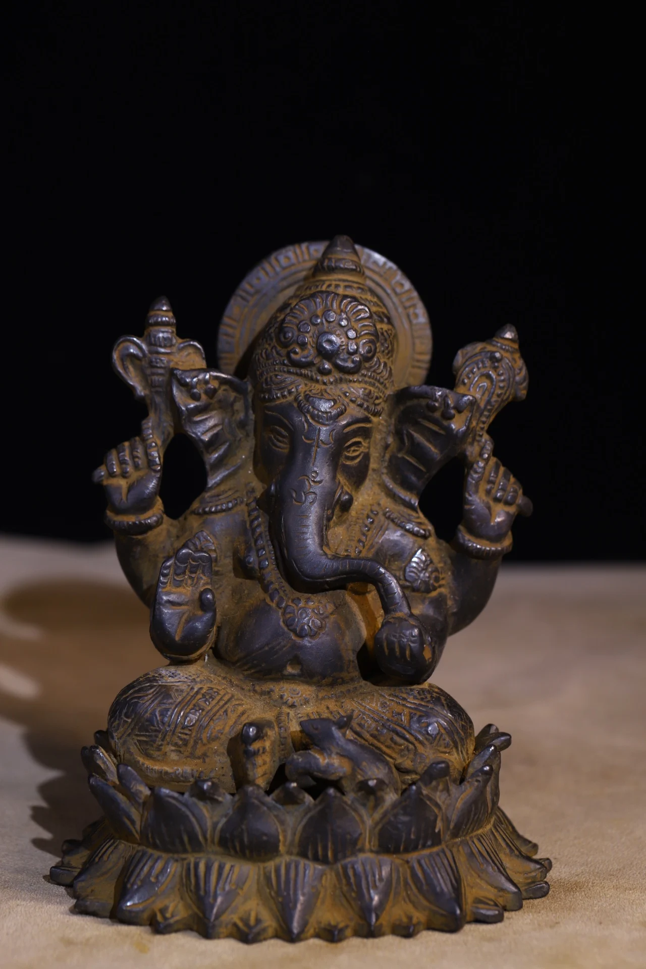 6"Tibetan Temple Collection Old Bronze Four arms Ganesha Lotus Terrace Sitting Buddha worship hall Town House
6"Tibetan Temple Collection Old Bronze Four arms Ganesha Lotus Terrace Sitting Buddha worship hall Town House