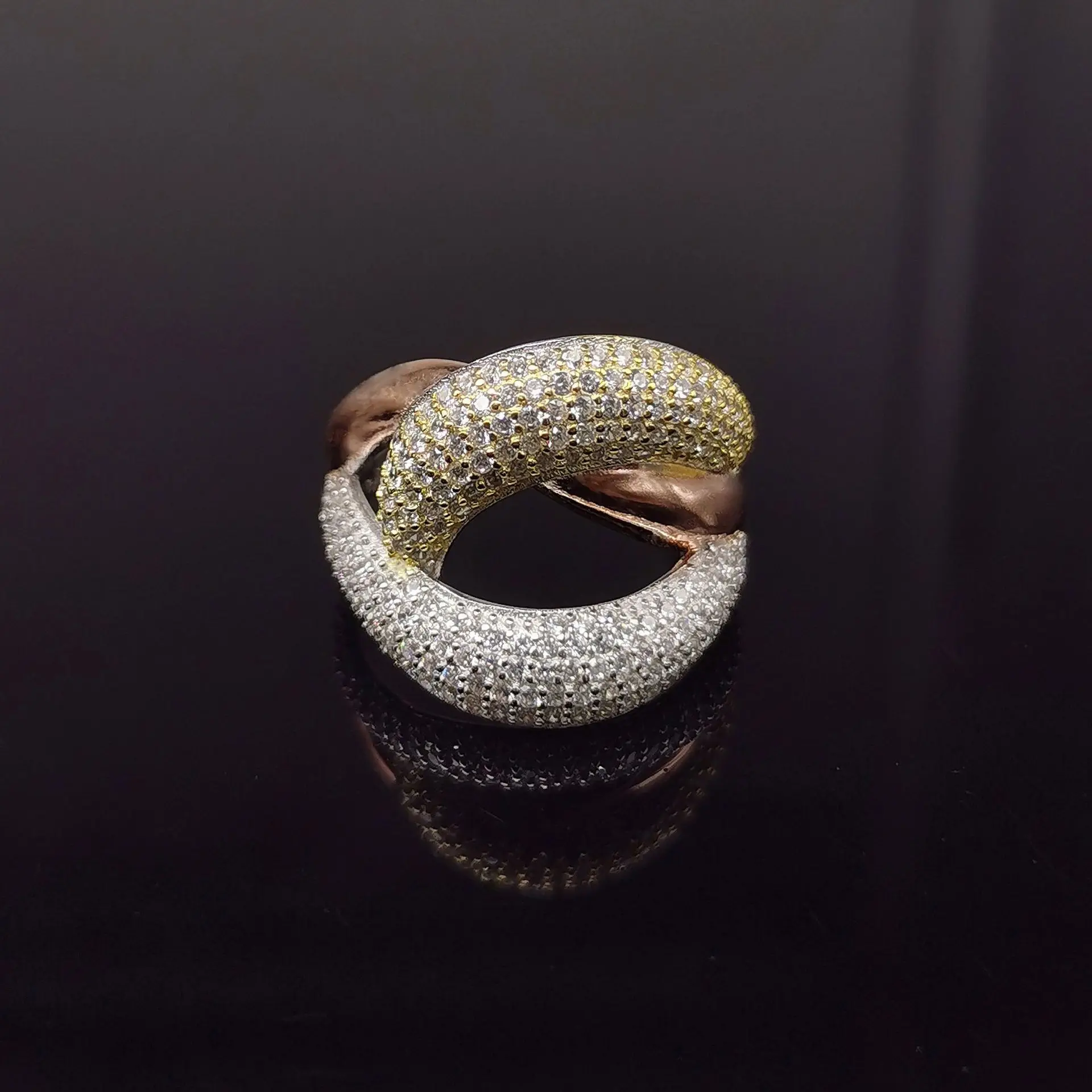 New S925 Silver European and American Micro Set Full Diamond Cross Wrap Ring for Men and Women Gold Plated Color Separation Ring
New S925 Silver European and American Micro Set Full Diamond Cross Wrap Ring for Men and Women Gold Plated Color Separation Ring