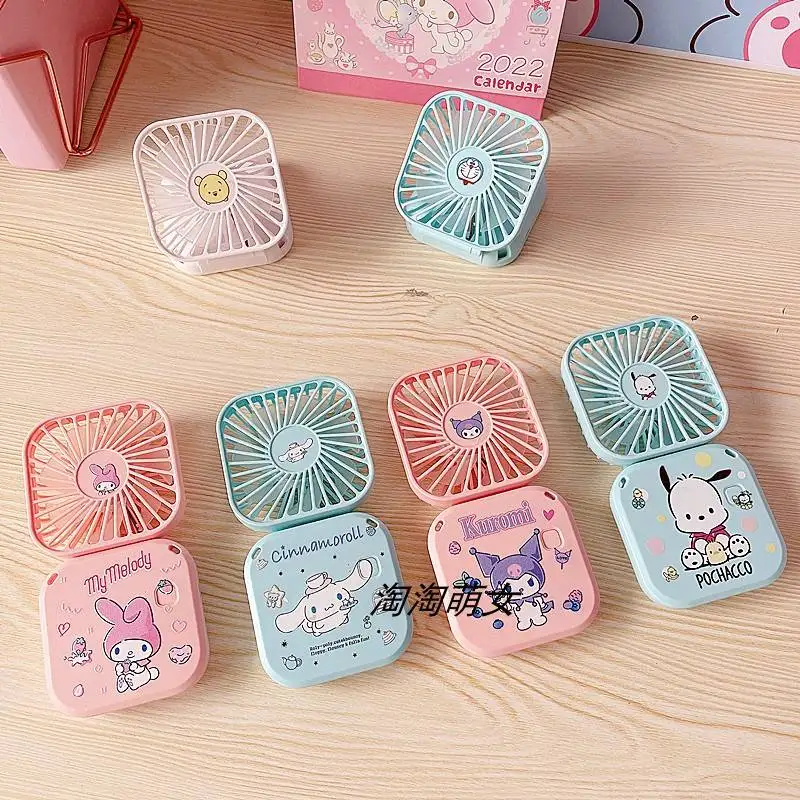 Kawaii Sanrioed аниме Cinnamoroll Melody Kuromi портативный вентилятор мини ручной вентилятор Usb зарядка ручной маленький карманный вентилятор подарок игрушка
Kawaii Sanrioed аниме Cinnamoroll Melody Kuromi портативный вентилятор мини ручной вентилятор Usb зарядка ручной маленький карманный вентилятор подарок игрушка