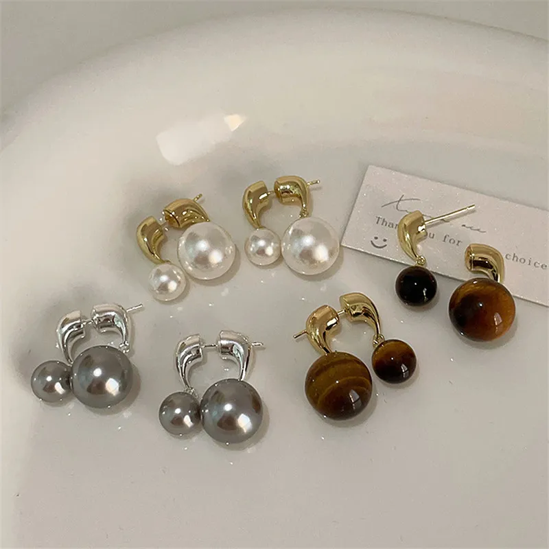 Metal Pearl Pendant Earrings European American Style Personalized Fashion Stud Earrings Ladies Girls Travel Wedding Accessories
Metal Pearl Pendant Earrings European American Style Personalized Fashion Stud Earrings Ladies Girls Travel Wedding Accessories