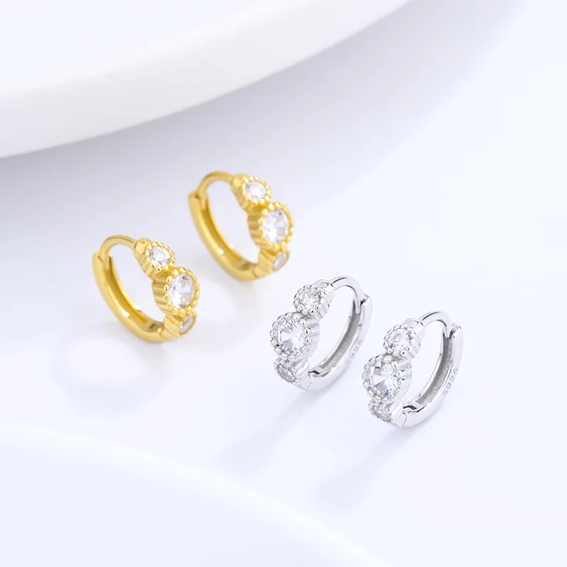 2023 New 100% S925 Sterling Silver Single Row Three Diamond Earrings for Women A Pair of Fashion Versatile Earrings 
2023 New 100% S925 Sterling Silver Single Row Three Diamond Earrings for Women A Pair of Fashion Versatile Earrings