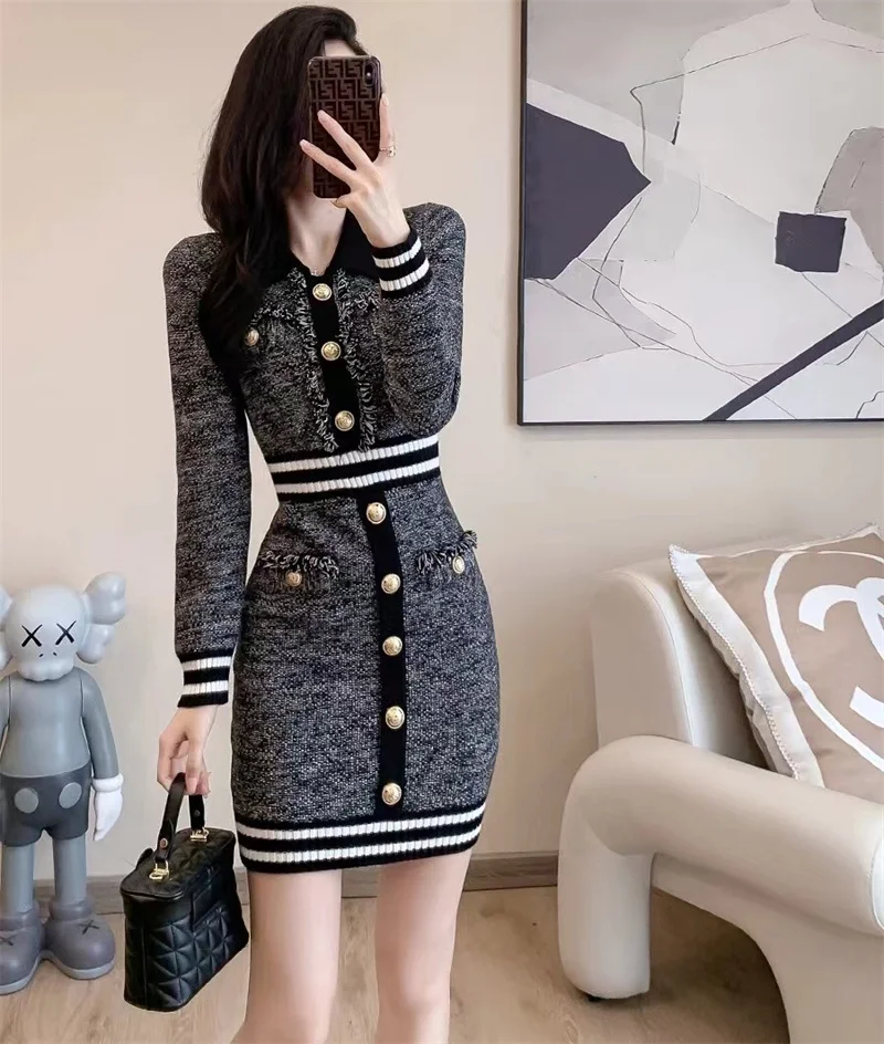 Женское трикотажное платье-свитер, элегантное облегающее эластичное платье-мини с золотыми пуговицами и воротником-поло, модель P039 на осень-зиму
Женское трикотажное платье-свитер, элегантное облегающее эластичное платье-мини с золотыми пуговицами и воротником-поло, модель P039 на осень-зиму