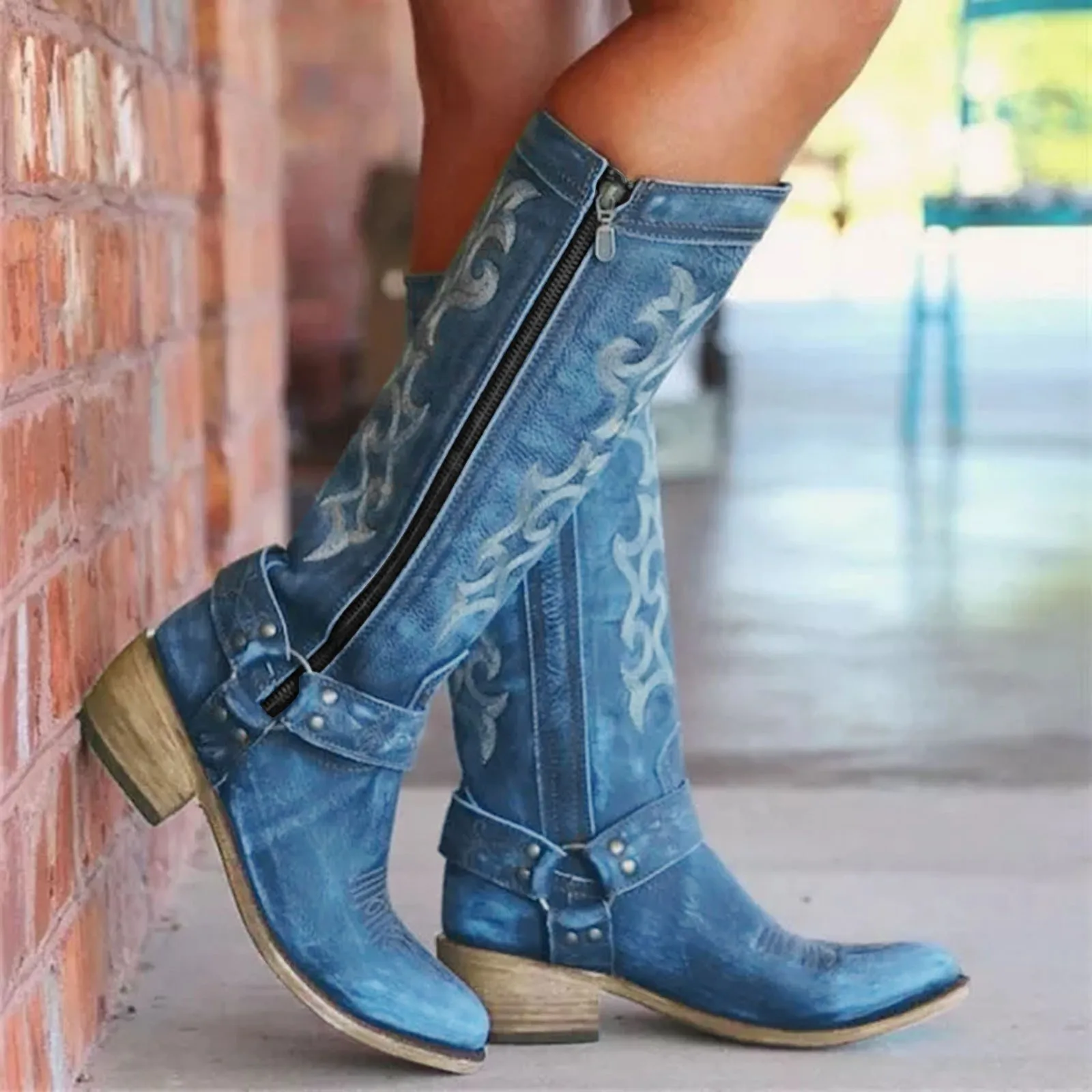 

Женские ковбойские ботинки в западном стиле, брендовая обувь с острым носком, замшевые кожаные ботинки с тиснением на квадратном каблуке, джинсовые ботинки до середины икры на молнии для осени и зимы