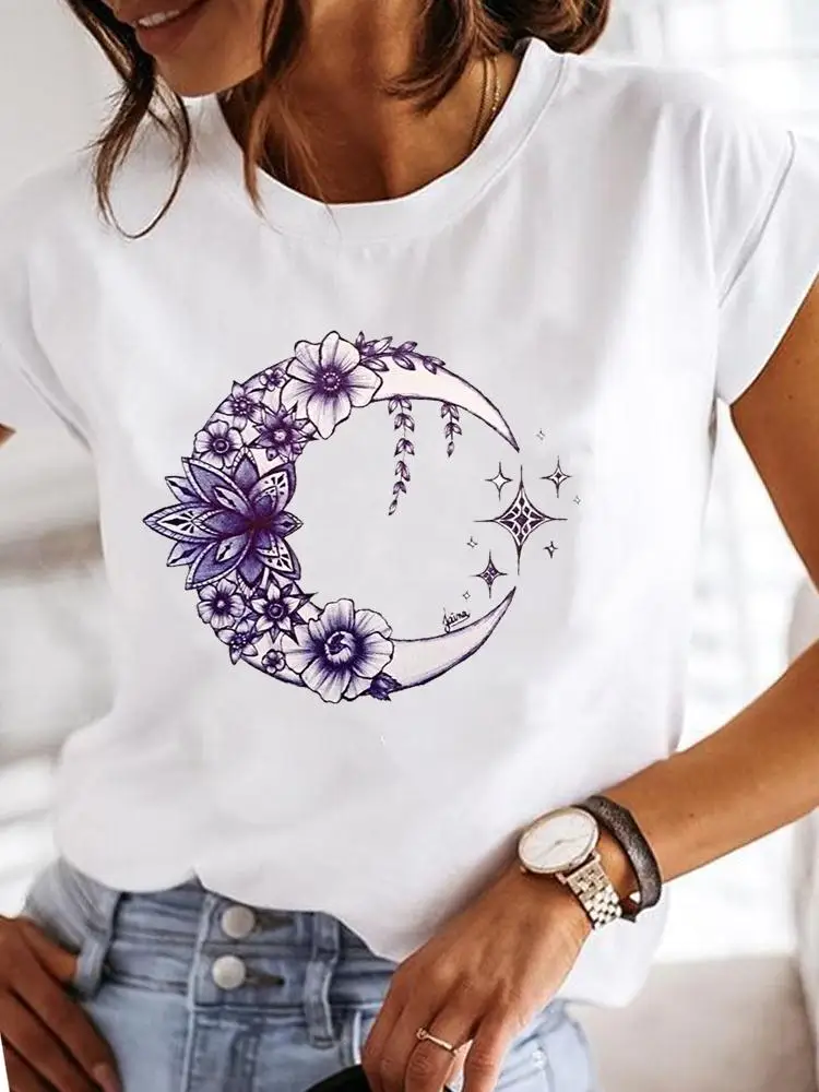 Футболка женская летняя с принтом, модная Повседневная рубашка с коротким рукавом, с графическим принтом, в стиле 90-х
Футболка женская летняя с принтом, модная Повседневная рубашка с коротким рукавом, с графическим принтом, в стиле 90-х