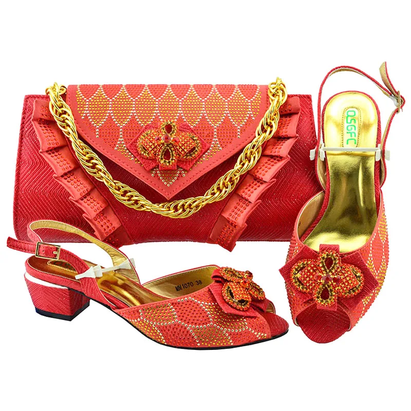 Italian design Ladies Shoess and Bag Sets 2020 Hot Selling Nigerian Shoes and Bag to Match Shoes with Bag Set in Coral Color
Italian design Ladies Shoess and Bag Sets 2020 Hot Selling Nigerian Shoes and Bag to Match Shoes with Bag Set in Coral Color