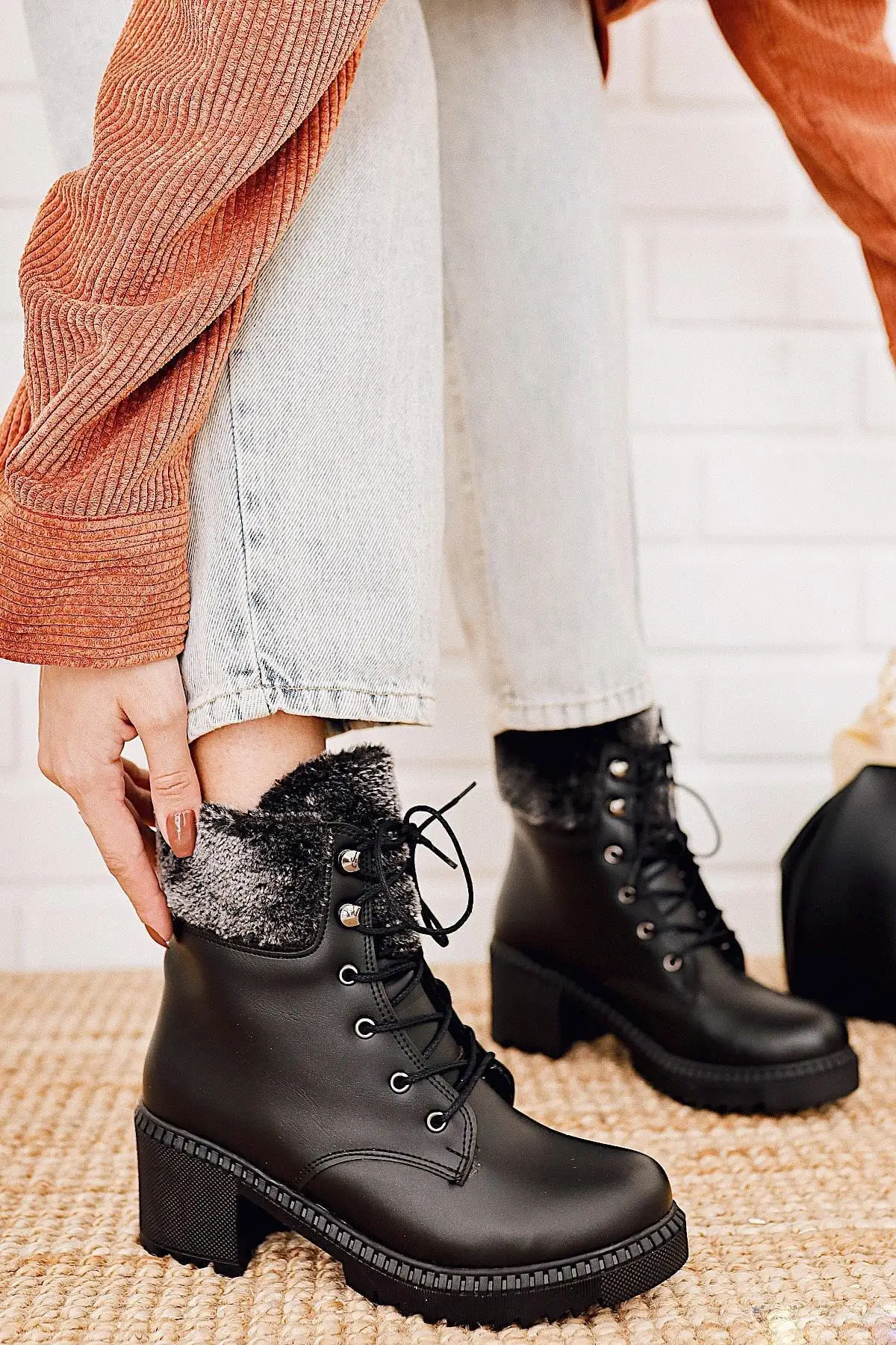 Женские меховые ботинки на платформе и коротком каблуке, удобные роскошные стильные женские ботинки
Женские меховые ботинки на платформе и коротком каблуке, удобные роскошные стильные женские ботинки