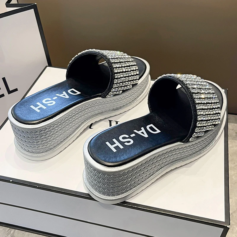 Rhinestone Word Sandals and Slippers Women's 2022 Summer New Outer Wear All-match Sponge Cake Thick Bottom Beach Slippers
Rhinestone Word Sandals and Slippers Women's 2022 Summer New Outer Wear All-match Sponge Cake Thick Bottom Beach Slippers