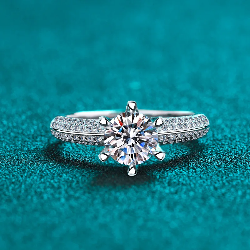 New Moissanite 925 Sterling Silver Rings for Women Pt950 Gold Six Claws Inlaid Moissanite Eternity Bands Fashion Wedding Jewelry
New Moissanite 925 Sterling Silver Rings for Women Pt950 Gold Six Claws Inlaid Moissanite Eternity Bands Fashion Wedding Jewelry