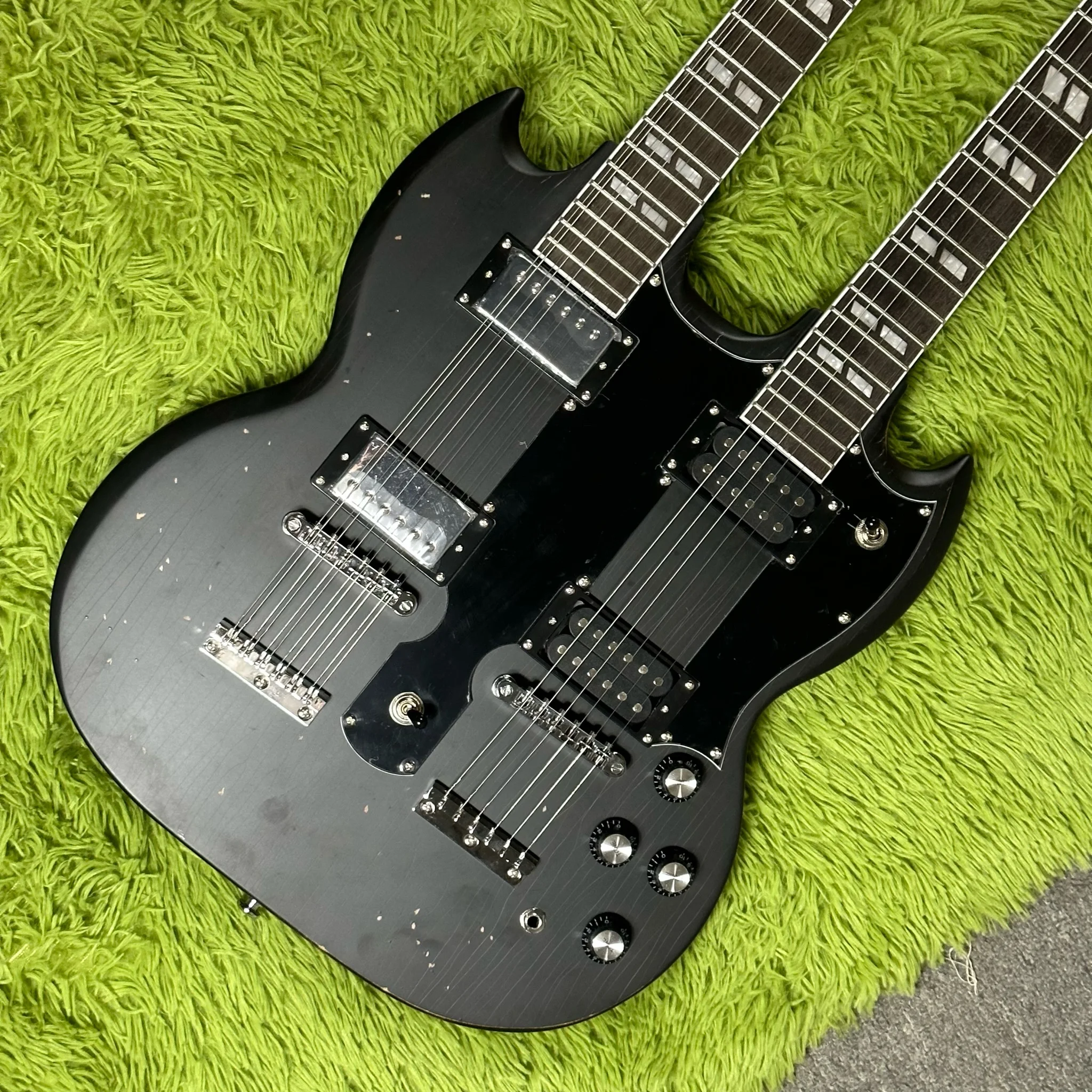 Popular Hot Sale 2023 Aged Black Double Neck Electric Guitar Carved Top Custom Stem Inlays
Popular Hot Sale 2023 Aged Black Double Neck Electric Guitar Carved Top Custom Stem Inlays