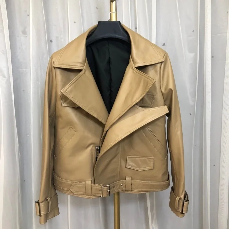 Legitimate women's leather jacket with zipper, vintage Korean woman's jacket.
Legitimate women's leather jacket with zipper, vintage Korean woman's jacket.