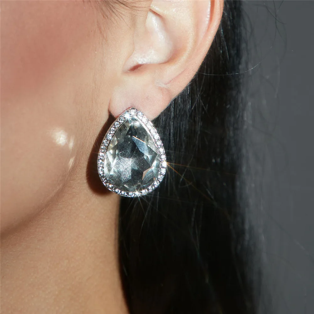 Женские серьги-гвоздики с кристаллами, серебряное покрытие
Женские серьги-гвоздики с кристаллами, серебряное покрытие