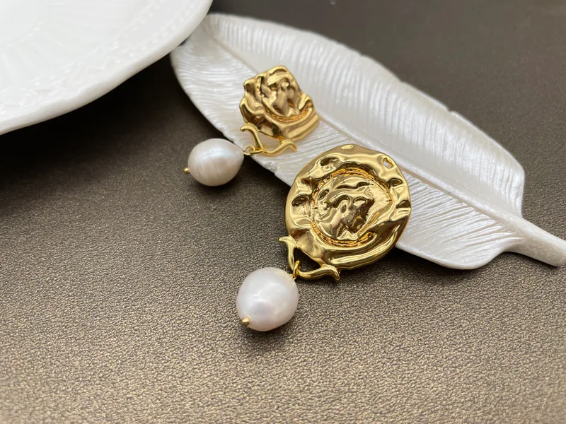 French high-end Irregular Portrait Stud Earrings
French high-end Irregular Portrait Stud Earrings