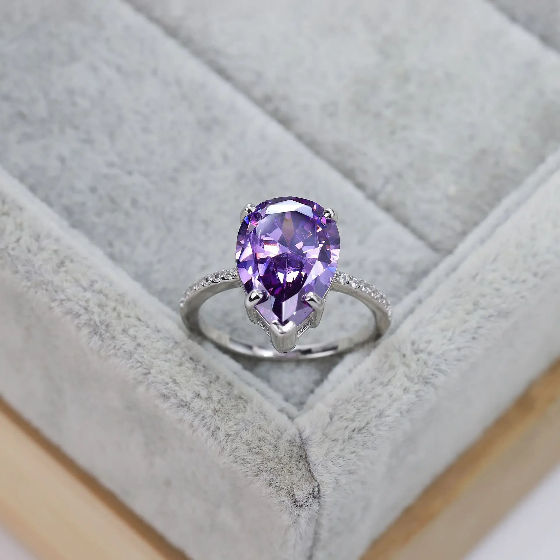 2023 Fashion New S925 Sterling Silver European and American Fashion amethyst Diamond Ring Simple Design Women's Elegant Ring
2023 Fashion New S925 Sterling Silver European and American Fashion amethyst Diamond Ring Simple Design Women's Elegant Ring