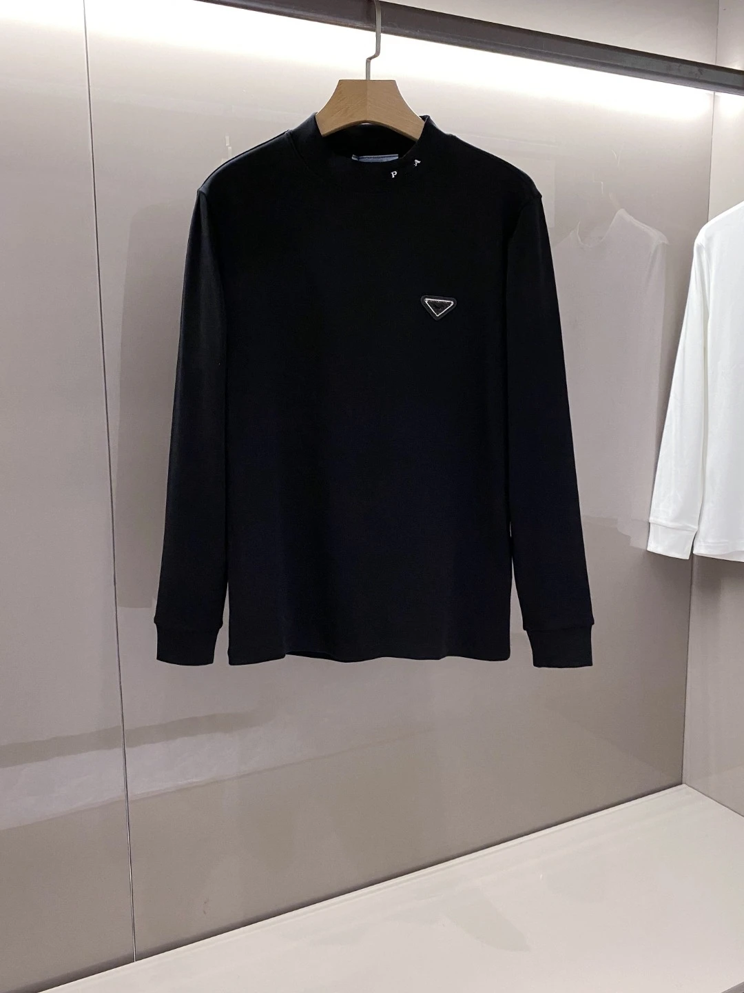 2023 Autumn and Winter New Embroidery Round Neck Long Sleeve T-shirt Underlay Men's Fashion Single Wear High Quality Top
2023 Autumn and Winter New Embroidery Round Neck Long Sleeve T-shirt Underlay Men's Fashion Single Wear High Quality Top