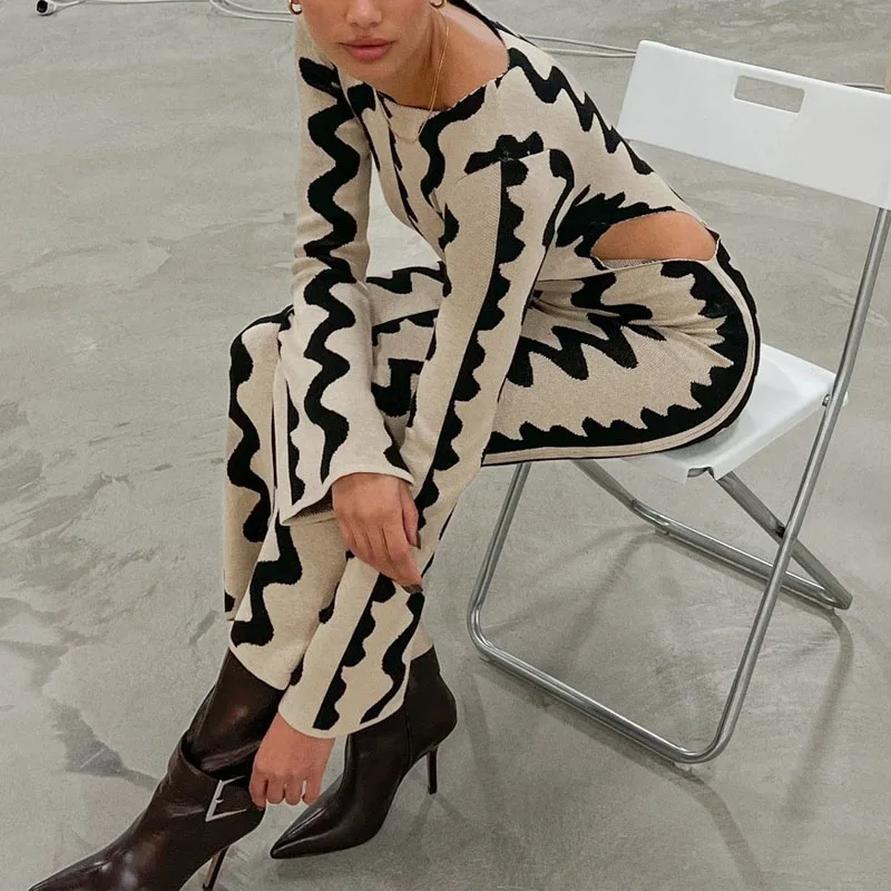 Women Striped Wave Knitted Dress Sexy Round Neck Hollow Long Party Dresses Elegant Flare Sleeves Slim Fit One-Step Bodycon Dress
Women Striped Wave Knitted Dress Sexy Round Neck Hollow Long Party Dresses Elegant Flare Sleeves Slim Fit One-Step Bodycon Dress