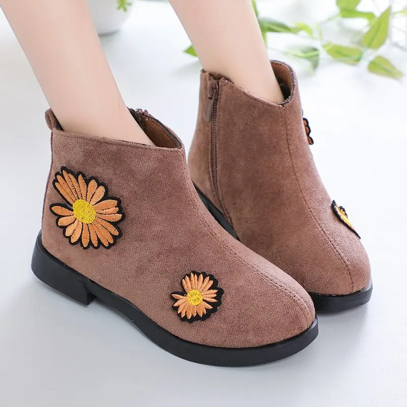 Girls' Low Barrel Warm Little Daisy Soft Sole Princess Single Boot Children's Side Zipper Leather Surface Anti Slip Snow Boots
Girls' Low Barrel Warm Little Daisy Soft Sole Princess Single Boot Children's Side Zipper Leather Surface Anti Slip Snow Boots