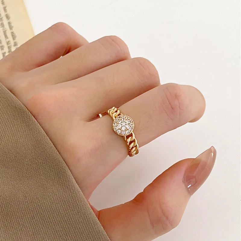 Fashion Twist Index Ring Temperament Micro Inlaid Zircon Ring Golden Women Engagement Ring New Arrival Jewelry
Fashion Twist Index Ring Temperament Micro Inlaid Zircon Ring Golden Women Engagement Ring New Arrival Jewelry