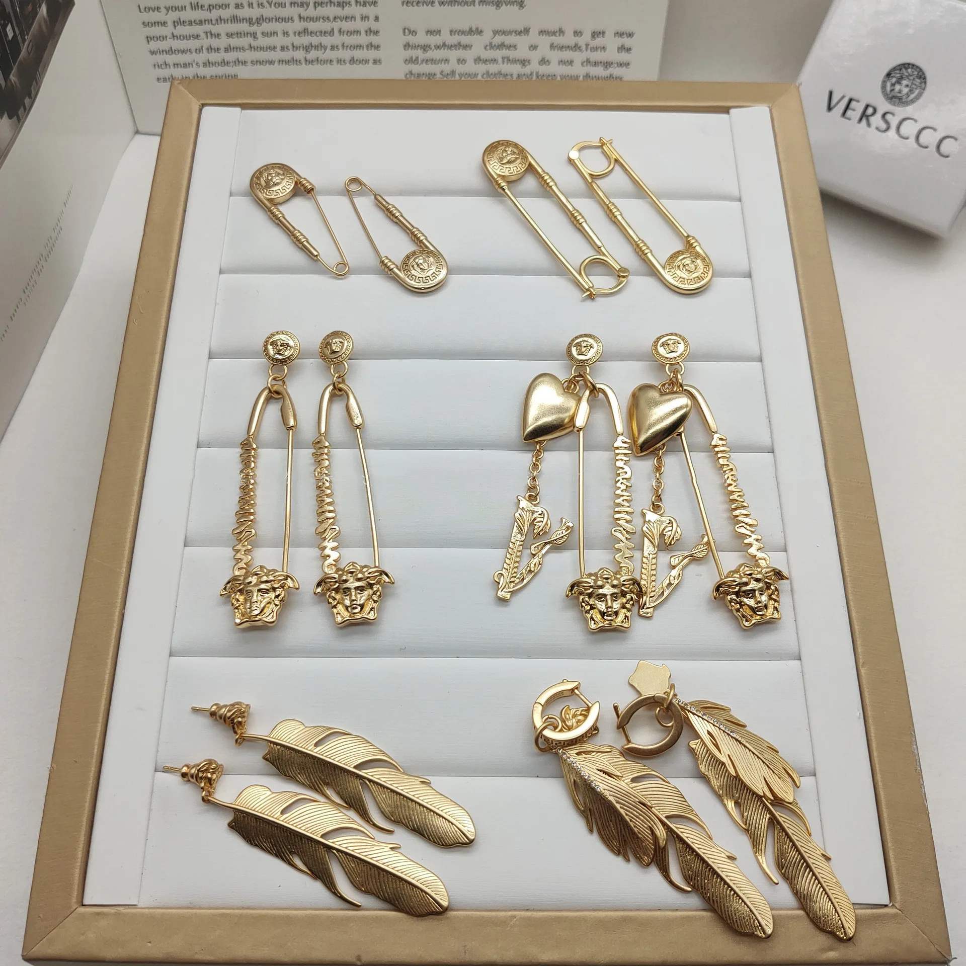 Fan family / F family Medusa geometric type, European and American Golden temperament, bare earrings, female
Fan family / F family Medusa geometric type, European and American Golden temperament, bare earrings, female