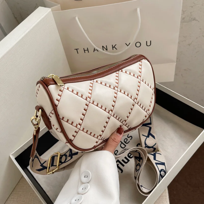 2022 New women's wideband one-shoulder diagonal bag fashion messenger bag handbag ins one-shoulder diagonal bag 
2022 New women's wideband one-shoulder diagonal bag fashion messenger bag handbag ins one-shoulder diagonal bag