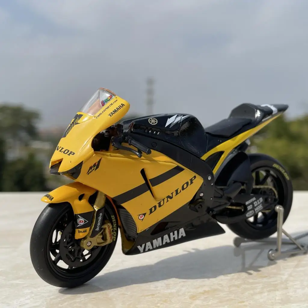 1/18 Yamaha M1 Moto GP Racing Car No. 7 Carlos Cheka Motorcycle Model Collection Ornaments
1/18 Yamaha M1 Moto GP Racing Car No. 7 Carlos Cheka Motorcycle Model Collection Ornaments