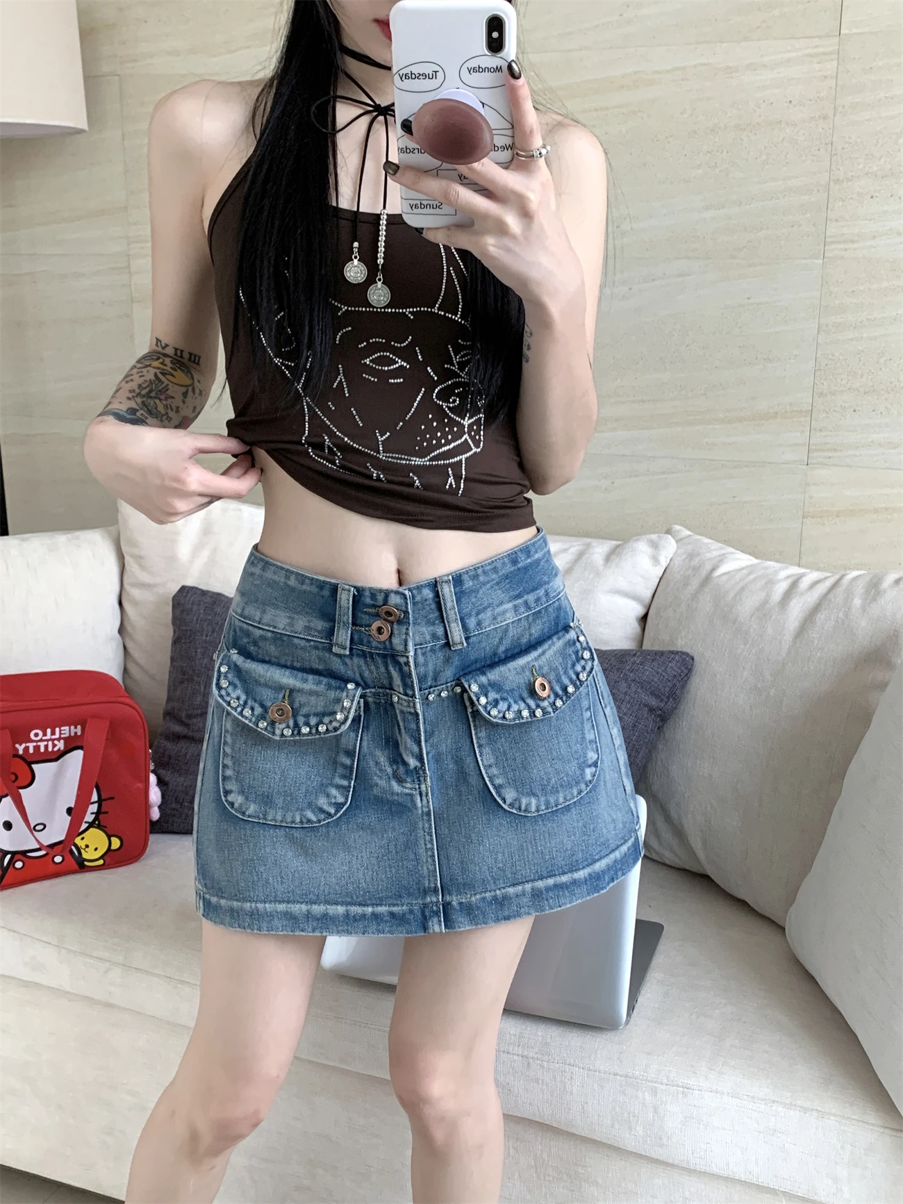 Vintage Personality Street Girl Hot Chick Pockets Drill Nail Accessories Denim Low-Waistline A-Line Miniskirt
Vintage Personality Street Girl Hot Chick Pockets Drill Nail Accessories Denim Low-Waistline A-Line Miniskirt