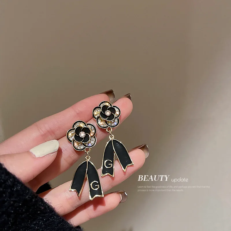 925 Silver Needle And Diamond Black Camellia Letter Earrings, Personalized Earrings For East Gate Of Korea, Simple
925 Silver Needle And Diamond Black Camellia Letter Earrings, Personalized Earrings For East Gate Of Korea, Simple