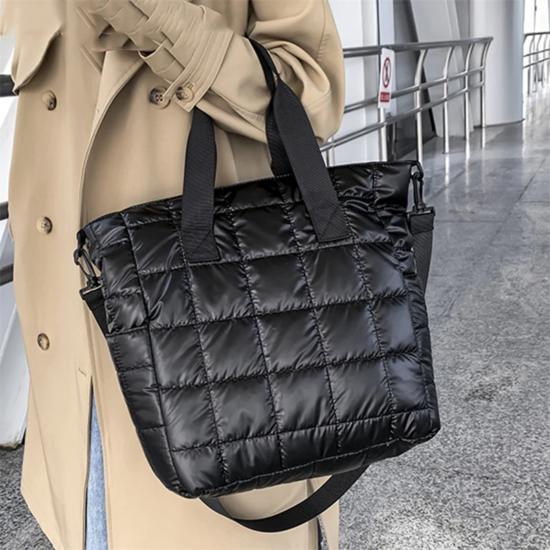 New Spring Fashion Women's Handbag High Quality Down Fabric Ladies Shoulder Bag Luxury Designer Female Padded Bag Large Capacity
New Spring Fashion Women's Handbag High Quality Down Fabric Ladies Shoulder Bag Luxury Designer Female Padded Bag Large Capacity