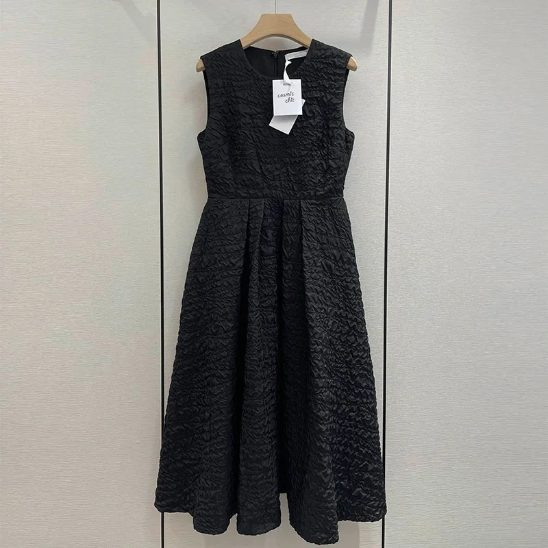 22 Summer Jacquard 3D Sleeveless Pleated Dress Women Luxurious Metal Belt Dresses Elegant Texture Crew Neck Zipper Black Dresses
22 Summer Jacquard 3D Sleeveless Pleated Dress Women Luxurious Metal Belt Dresses Elegant Texture Crew Neck Zipper Black Dresses