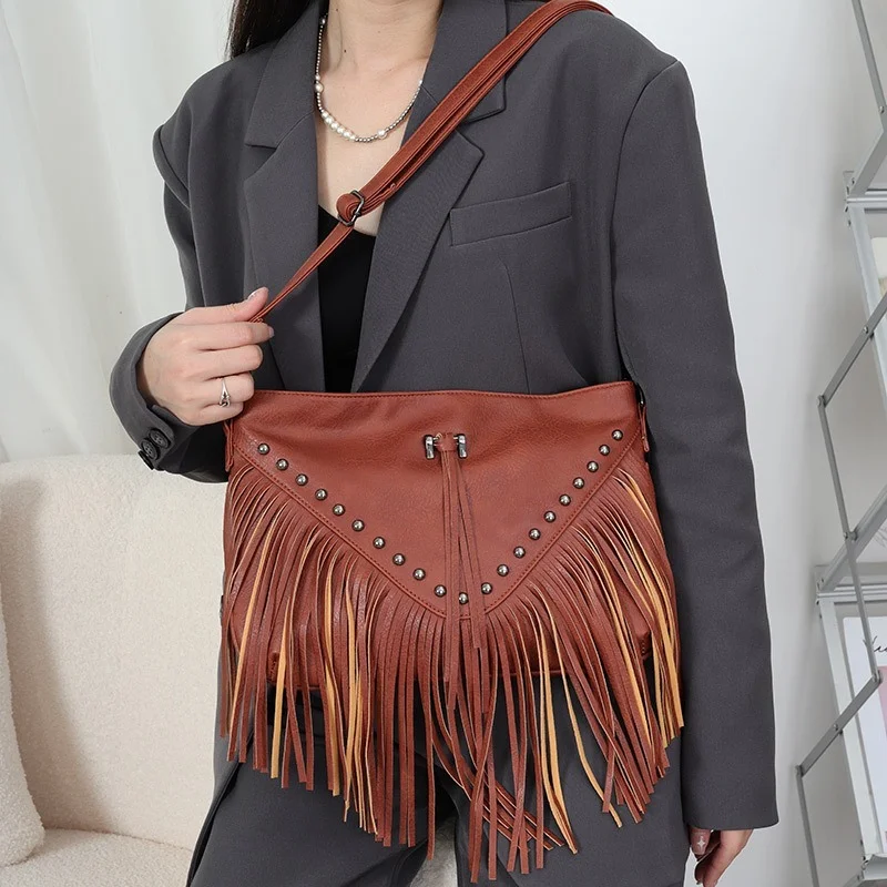 

European and American Style Rivet Fringe Tassel Messenger Bag Women Hobo Shoulder Bags Crossbody Handbag Bolsa Feminina