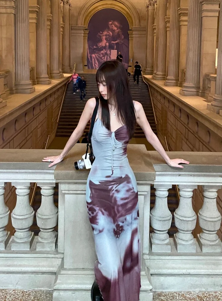 Женское платье с V-образным вырезом, средней длины 
Женское платье с V-образным вырезом, средней длины