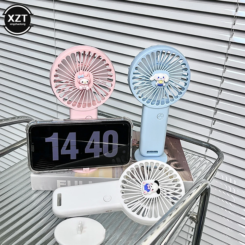 Ручной мини-вентилятор с USB-зарядкой, милый Sanrio Cinnamoroll Mymelody пончо, летний уличный держатель для телефона для студентов и офиса, Охлаждающие вентиляторы
Ручной мини-вентилятор с USB-зарядкой, милый Sanrio Cinnamoroll Mymelody пончо, летний уличный держатель для телефона для студентов и офиса, Охлаждающие вентиляторы