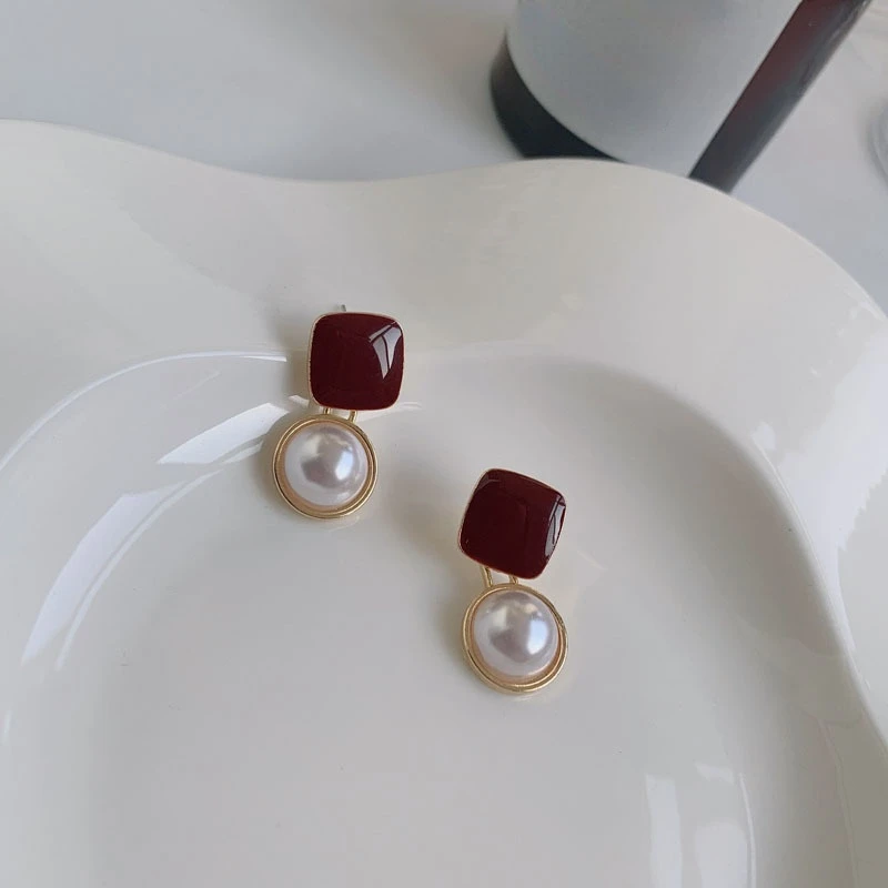 S925 Fashion Jewelry Square Red Earrings Popular Style Hot Sale Golden Plated Round Simulated Pearl Drop Earrings Party Gifts
S925 Fashion Jewelry Square Red Earrings Popular Style Hot Sale Golden Plated Round Simulated Pearl Drop Earrings Party Gifts
