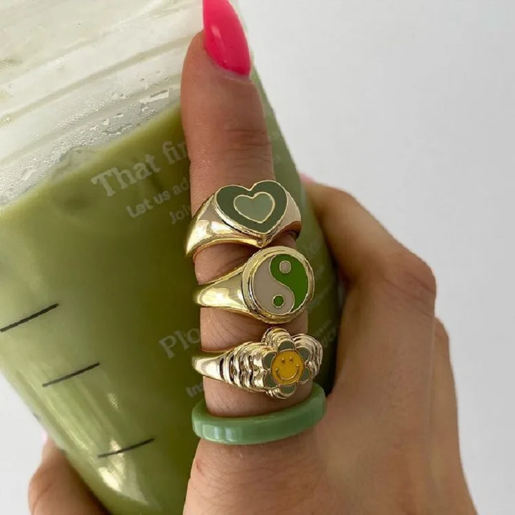 2022 Drip Oil Flower Smiley Ring 4 Piece New Trend Heart Shaped Metal Green Ring Set Female Party Jewelry Exquisite Gifts
2022 Drip Oil Flower Smiley Ring 4 Piece New Trend Heart Shaped Metal Green Ring Set Female Party Jewelry Exquisite Gifts